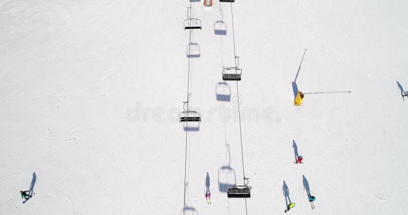 滑雪场的鸟瞰图在山的在冬天